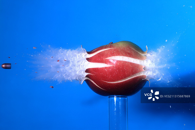 子弹击中苹果图片素材