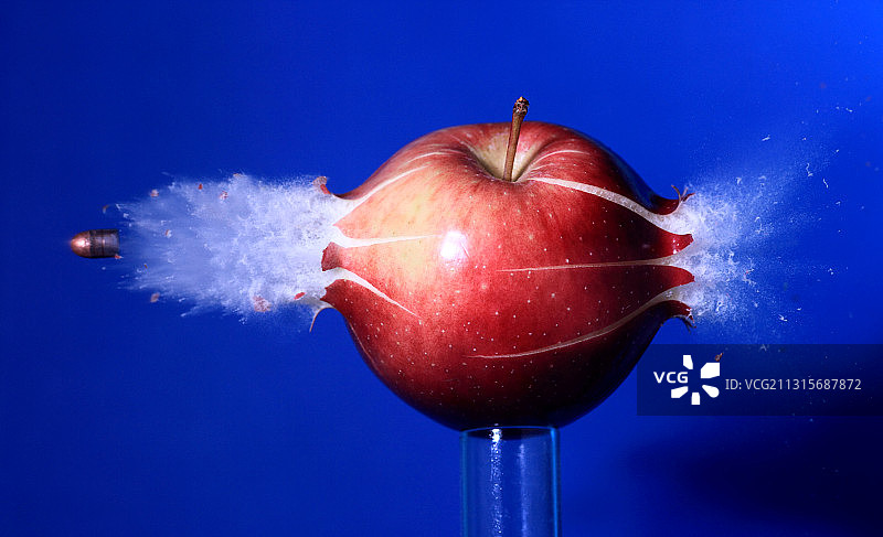 子弹击中苹果图片素材