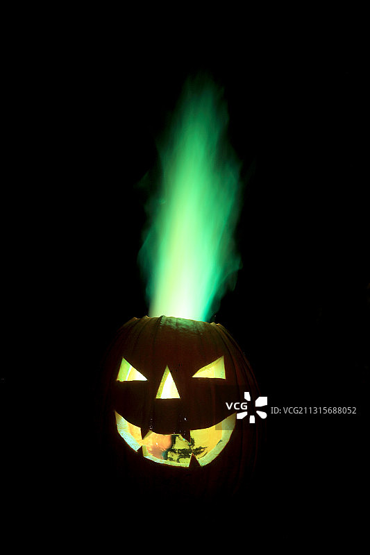 燃烧的南瓜中的彩色火焰图片素材