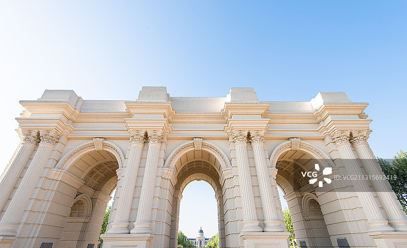 欧式凯旋门和罗马柱仰拍低视角图片素材