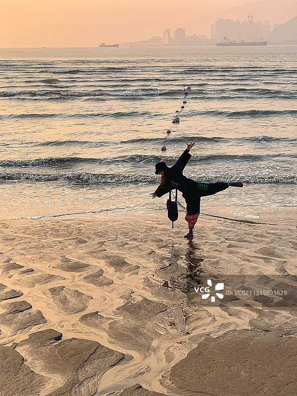 晨曦中的鼓浪屿港仔后沙滩图片素材