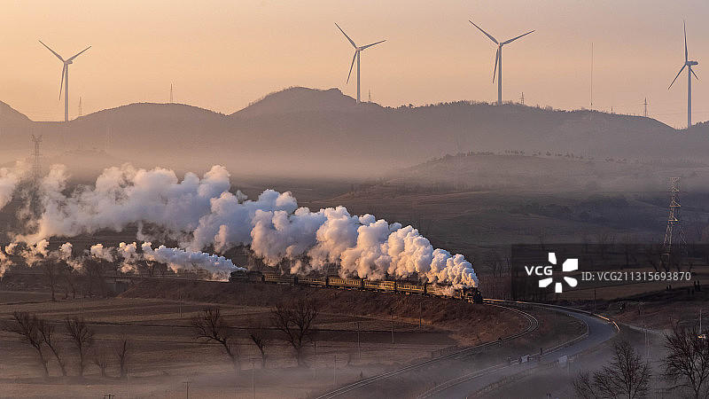 云雾之中的蒸汽列车图片素材