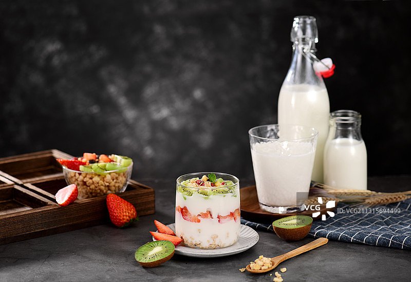 乳制品与新鲜水果图片素材