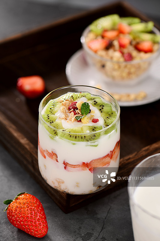 水果麦片酸奶杯图片素材