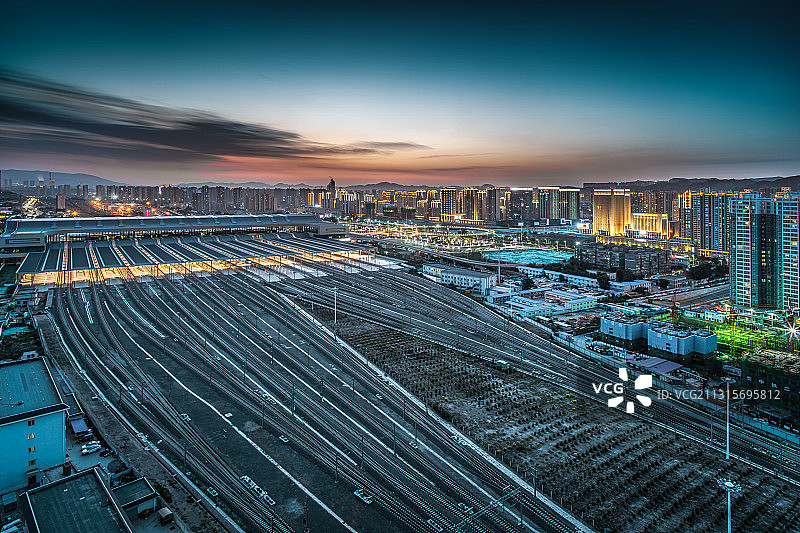 蓝调时刻的兰州西客运站图片素材