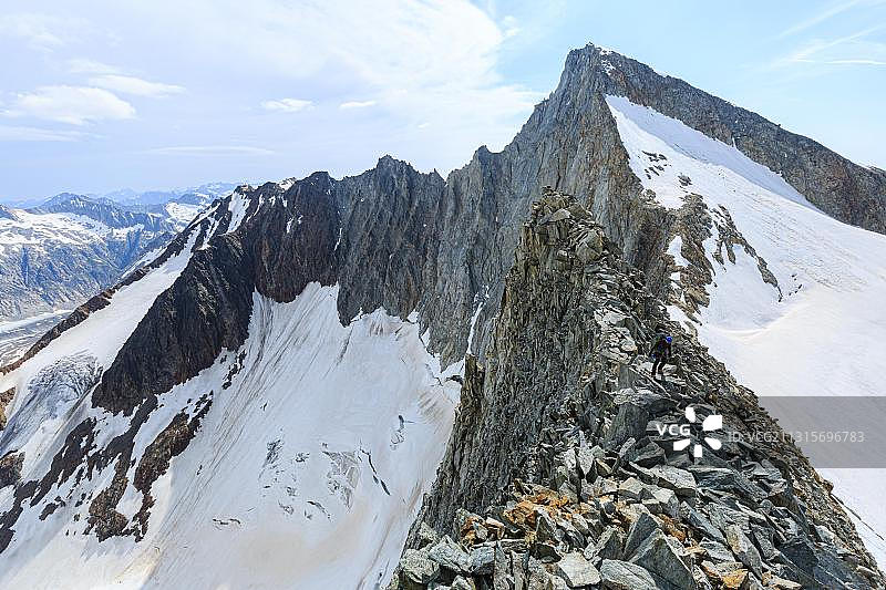 登山者从阿尔特曼峰下降，背景是奥伯阿尔峰，位于瑞士瓦莱州图片素材