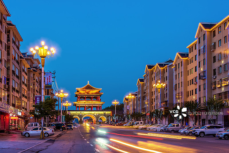 中国辽宁本溪桓仁县朝阳门夜景图片素材
