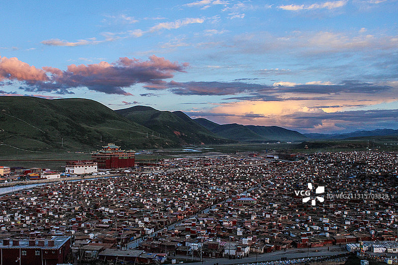 女儿国的日落---亚青乌金禅林亚青寺觉姆居住区图片素材