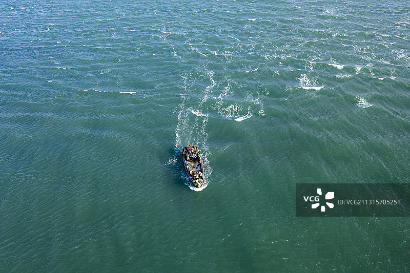 航拍海面上行驶的小渔船图片素材