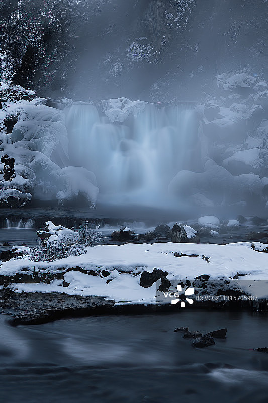 《温泉瀑布》图片素材