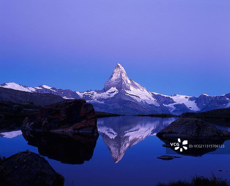 瑞士瓦莱州，采尔马特峰在斯特利斯湖的日出倒影图片素材