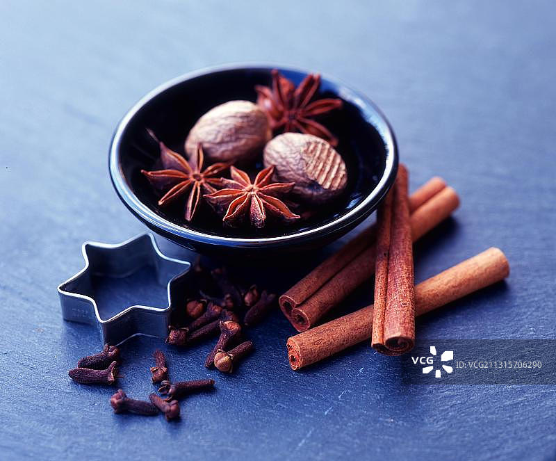 碗里的香料、八角、丁香、肉桂和肉豆蔻图片素材