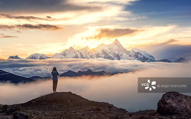 南迦巴瓦峰雪山云海日出图片素材