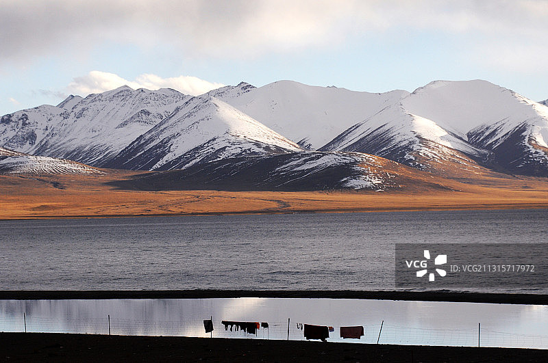 纳木错湖畔，美丽的高原圣湖旁，就是藏民的家图片素材