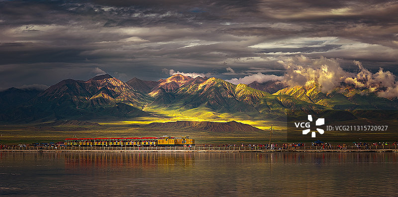 茶卡盐湖开往天境的火车图片素材