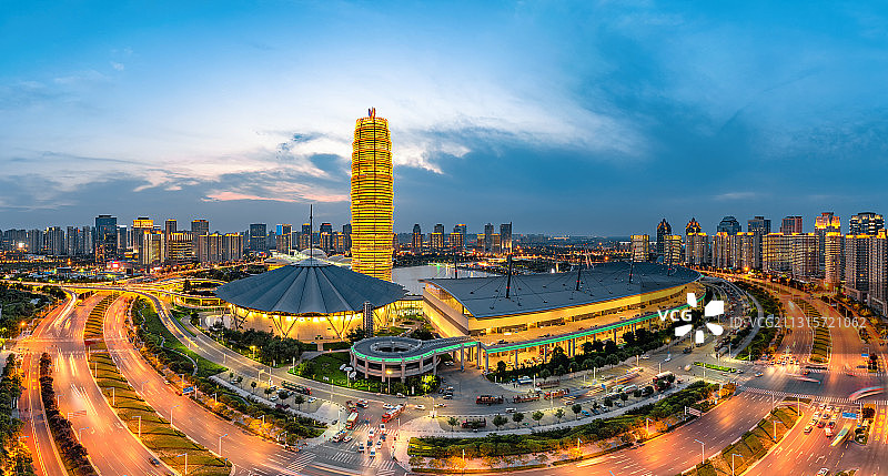 河南郑州地标建筑郑东新区CBD会展中心千玺广场玉米塔夜景全景图片素材