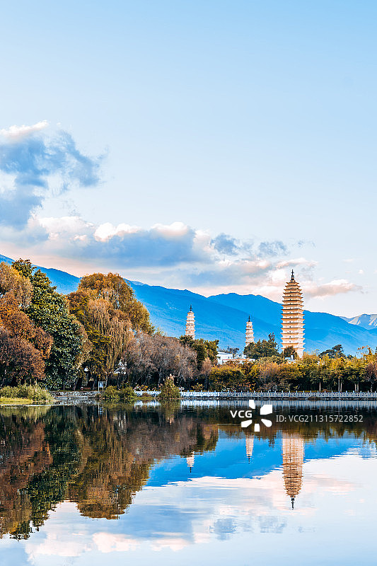 中国云南大理崇圣寺三塔倒影公园黄昏风光图片素材