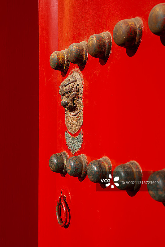 故宫里的朱漆宫门鎏金辅首衔环与门钉图片素材