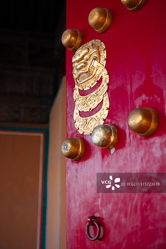 故宫里的朱漆宫门鎏金辅首衔环与门钉图片素材