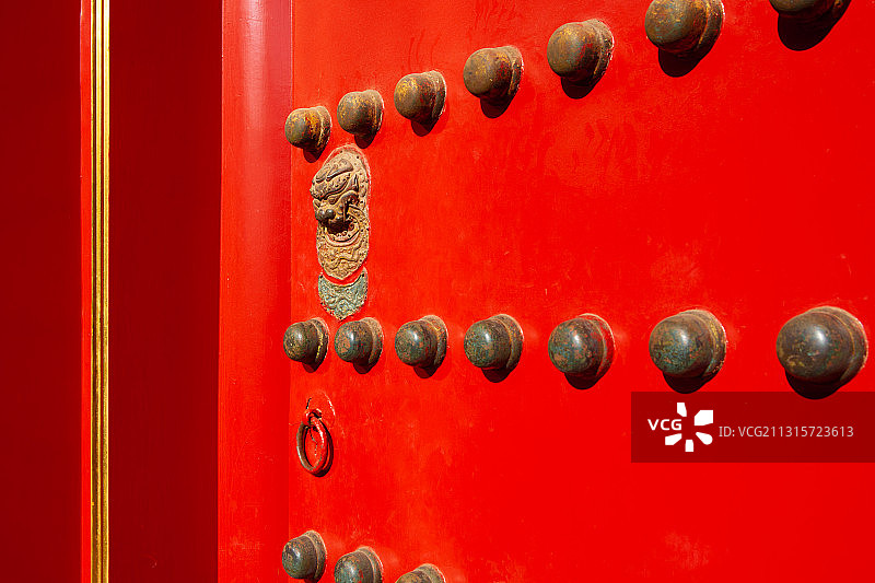 故宫里的朱漆宫门鎏金辅首衔环与门钉图片素材