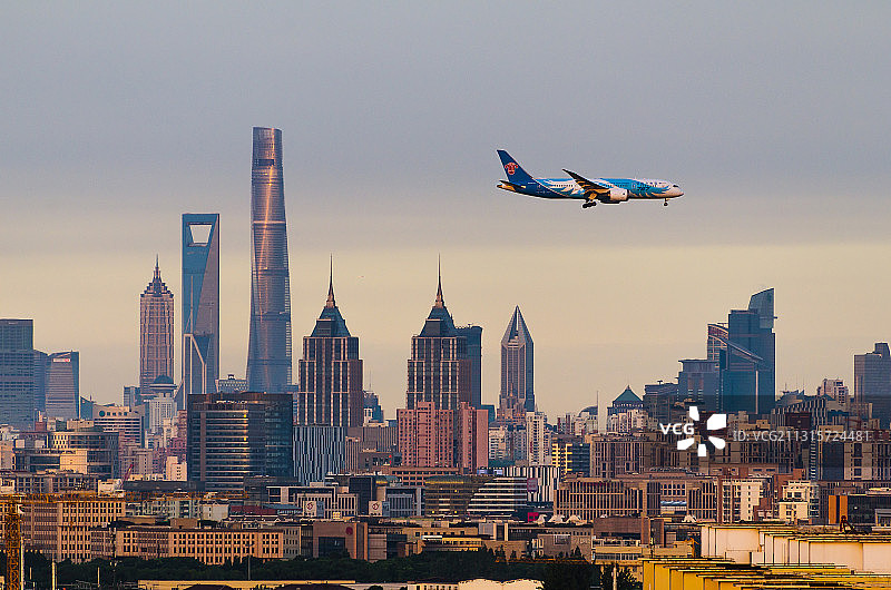 中国南方航空穿越城市天际线图片素材