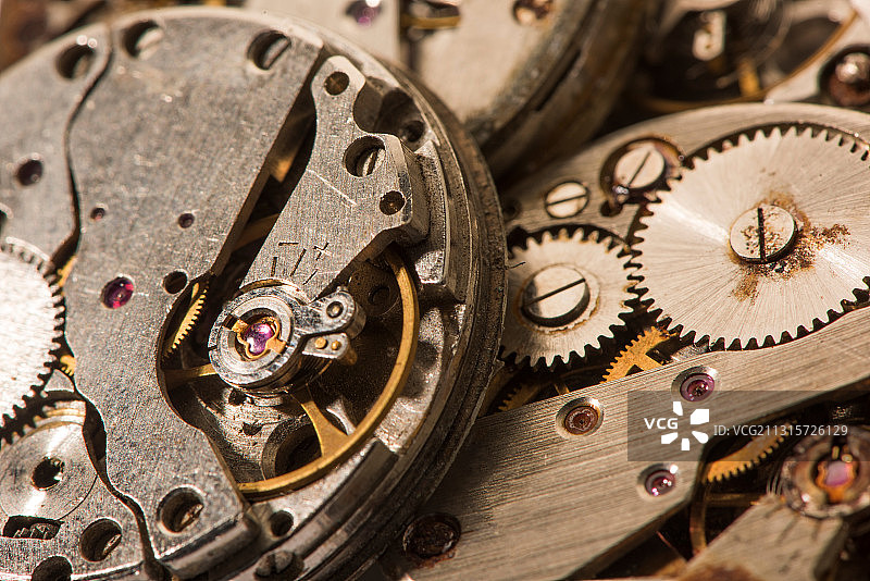仿古做旧老式生锈机械手表齿轮机芯特写图片素材