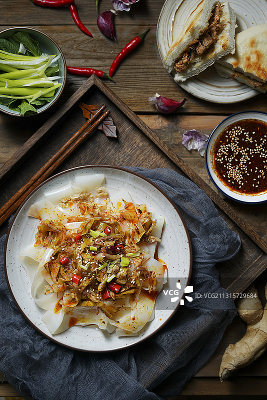 桌子上盘子里的擀面皮凉皮图片素材