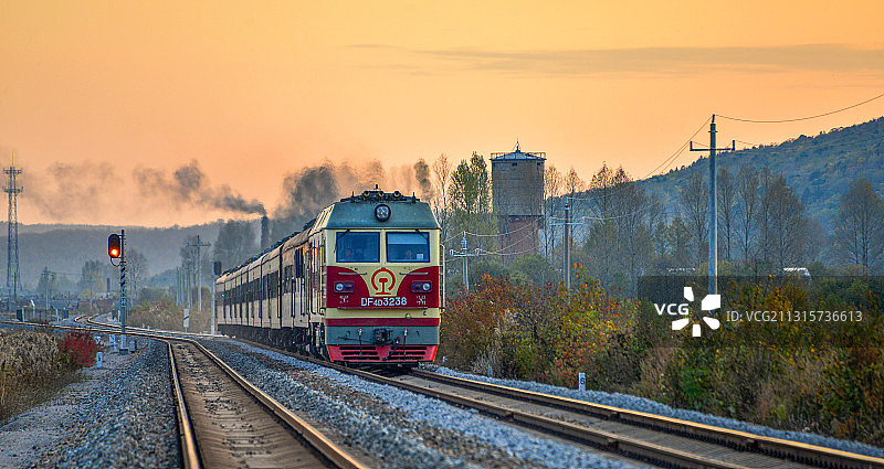 哈尔滨-鹤北客车K7119次离开神树站图片素材