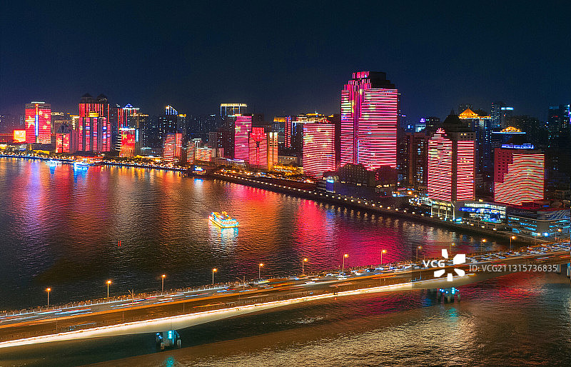 国庆假期的广州、沿江路24幢群楼霓虹灯闪烁，红旗飘飘图片素材