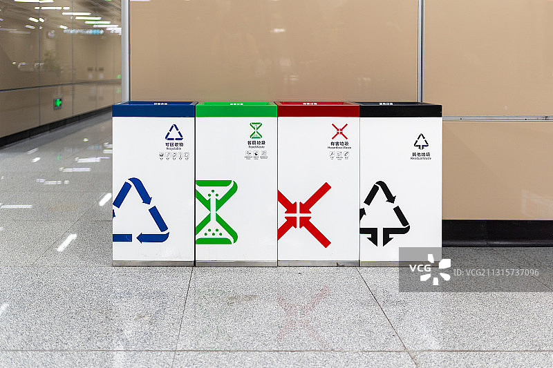 地铁站里的垃圾分类垃圾桶图片素材