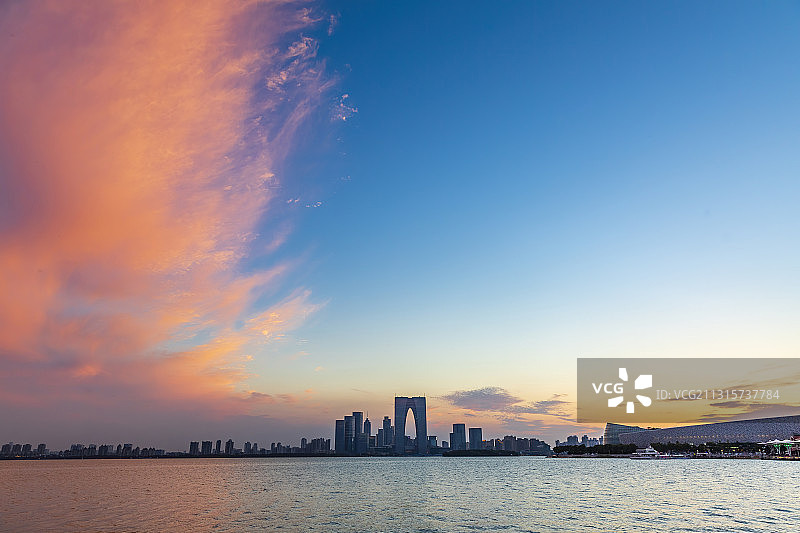 苏州工业园区金鸡湖景区，晚霞，东方之门图片素材