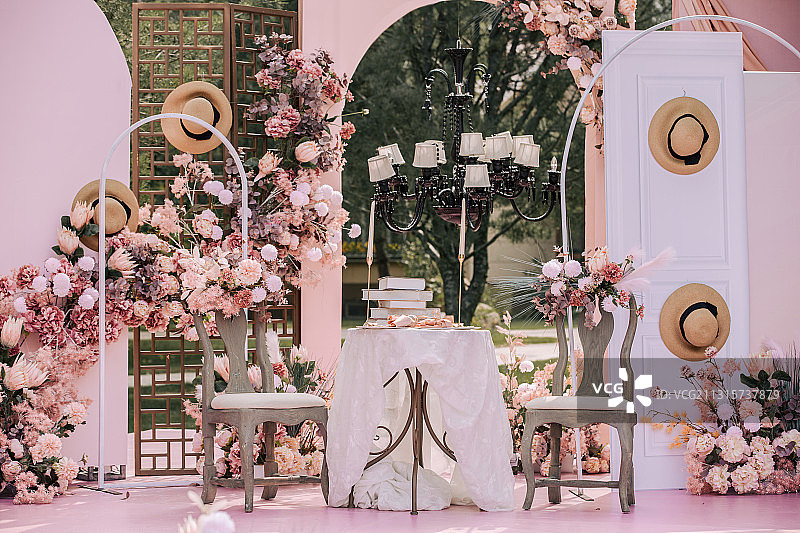 粉红色婚礼优雅户外布场，满满少女心，夏威夷风情草帽元素，拱门图片素材