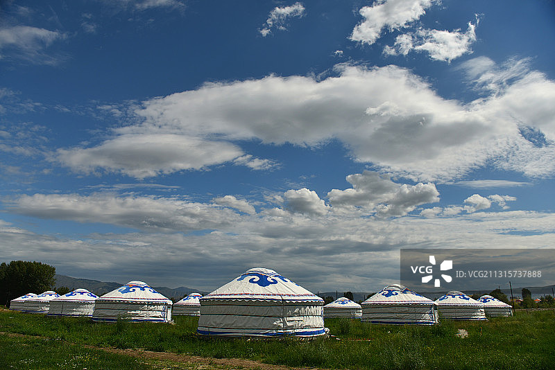 白云下的蒙古包图片素材