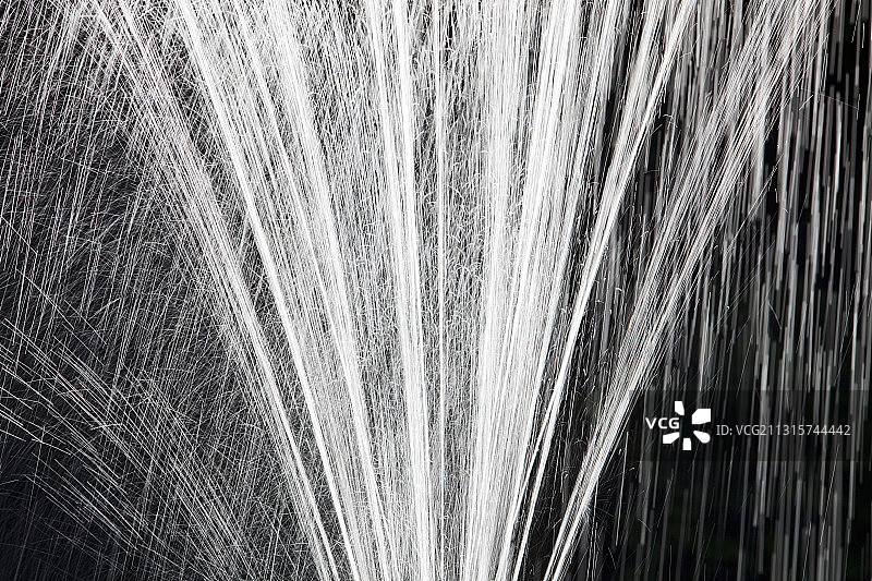 英国坎布里亚郡温德米尔的庭院喷泉图片素材