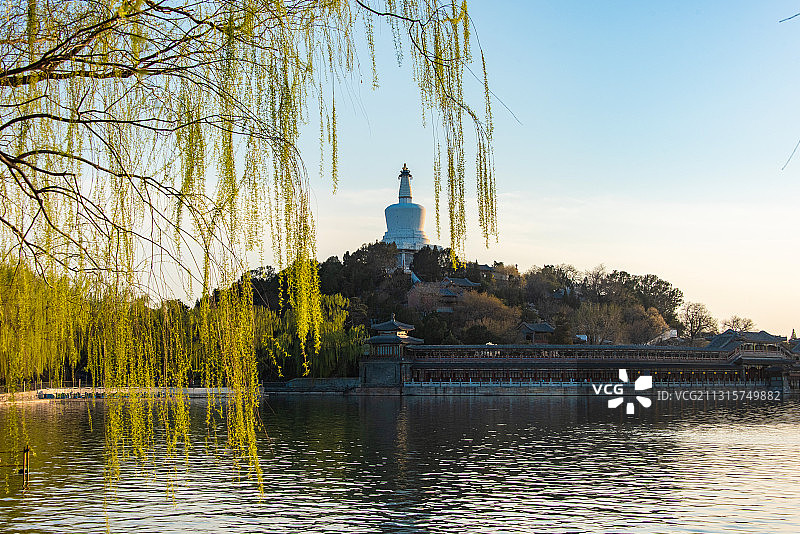 北京4A级旅游景区北海公园湖水倒影白塔和永安桥日落时分风光图片素材