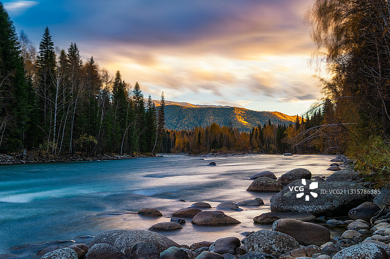 新疆阿勒泰地区布尔津喀纳斯景区禾木乡禾木河黄昏时分流水慢门图片素材