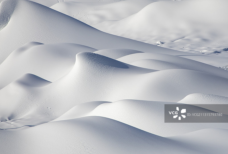 北国江城吉林市一家滑雪场人工制作的雪堆如同山峰图片素材