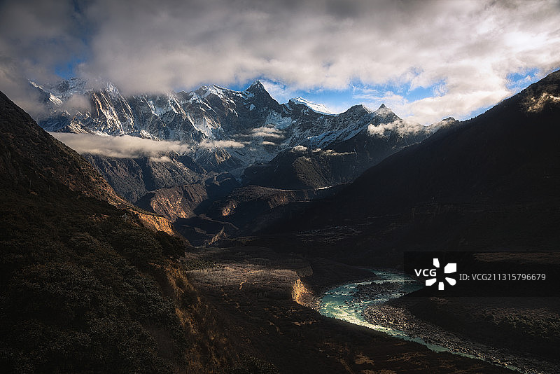 南迦巴瓦峰和雅鲁藏布江图片素材