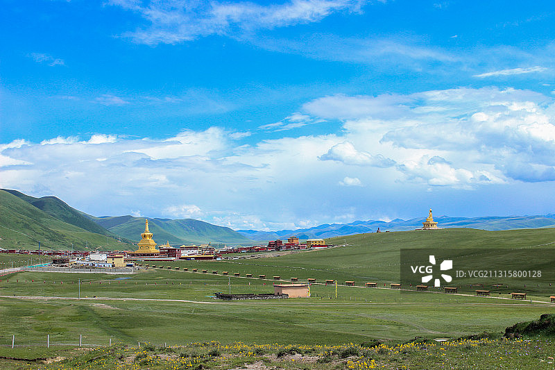 远眺藏传佛教“女儿国”亚青寺图片素材