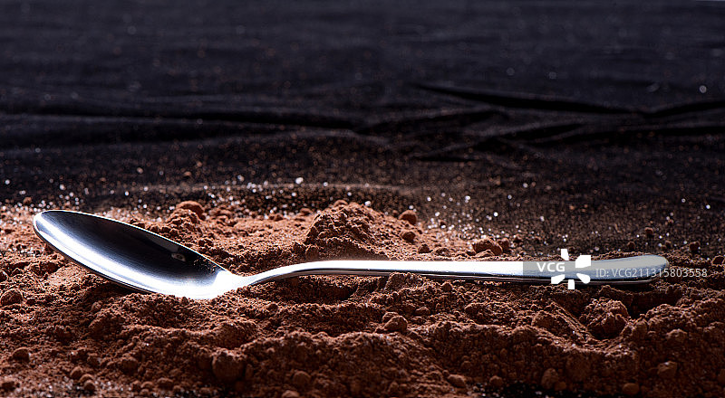 棚拍不锈钢银色金属勺子和咖啡粉图片素材