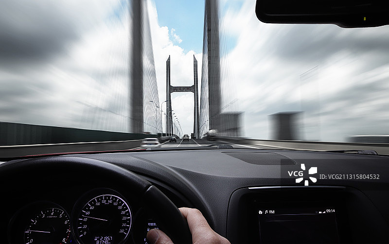 驾驶汽车行驶在桥梁上图片素材