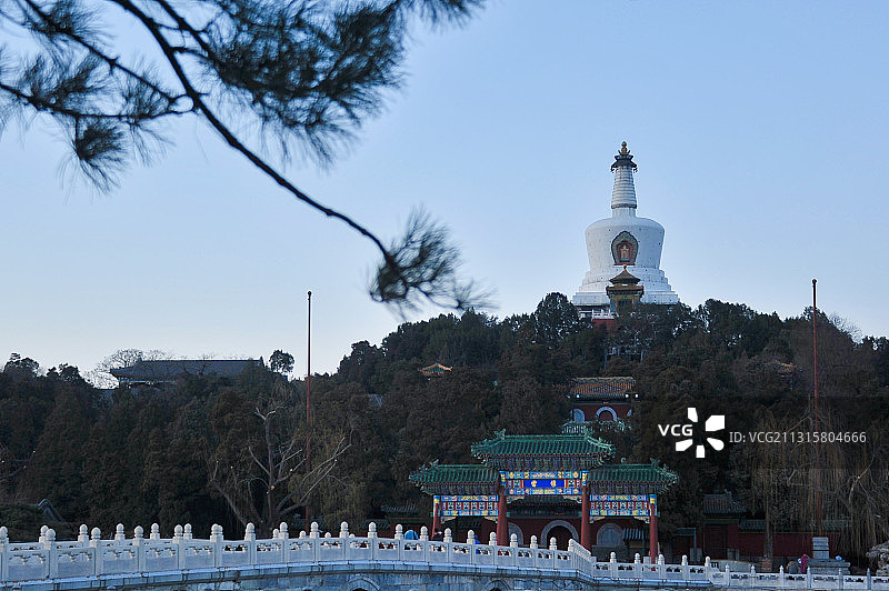 北京4A级旅游景区北海公园湖水倒影白塔和永安桥日落时分风光图片素材