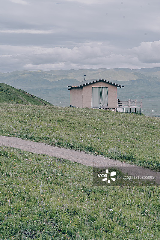 中国甘南桑科草原上的土房图片素材