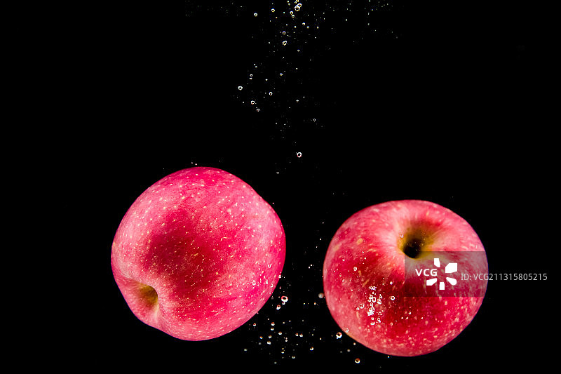 落入水中的苹果图片素材