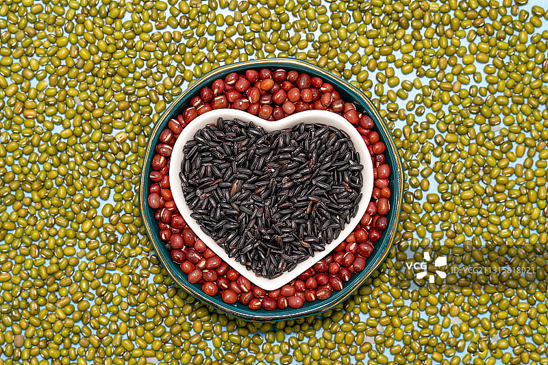 用盘子装着的杂粮图片素材