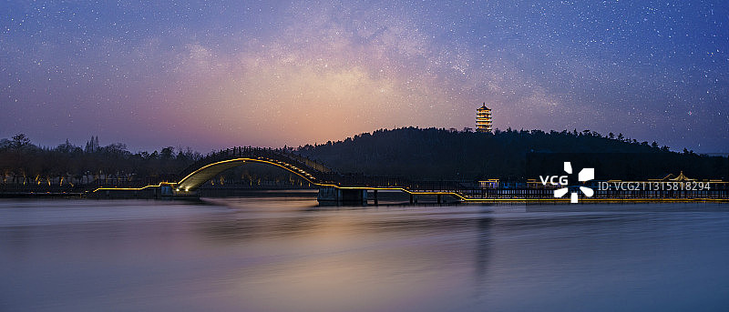 安徽蚌埠张公山公园张公湖望淮塔蓝调图片素材