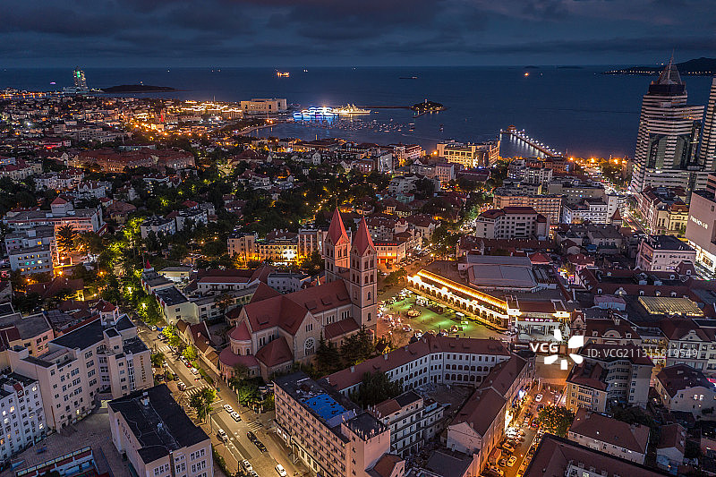 山东省青岛市市南区天主教堂夜景航拍图片素材