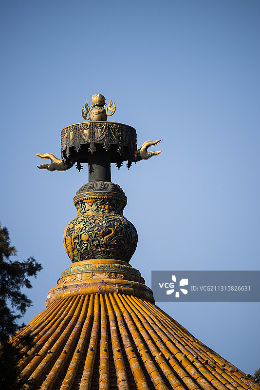 北京故宫博物院的窗格、香炉和铜缸图片素材