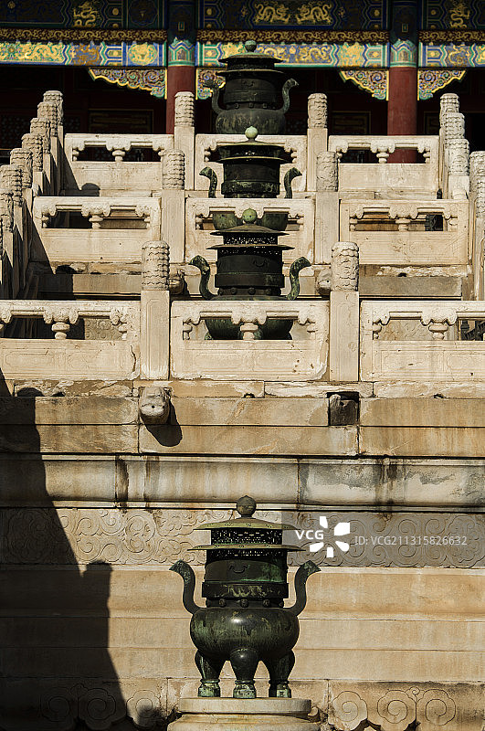 北京故宫博物院的窗格、香炉和铜缸图片素材