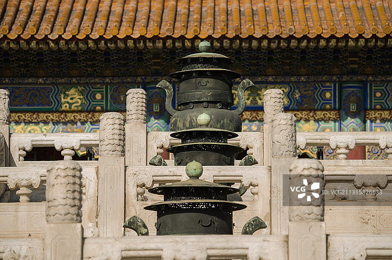北京故宫博物院的窗格、香炉和铜缸图片素材